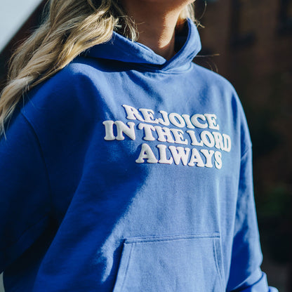 Good-Natured-Rejoice-Hoodie-Front-Puff
|| Luise ist 1,70m groß, normal gebaut und trägt eine M.