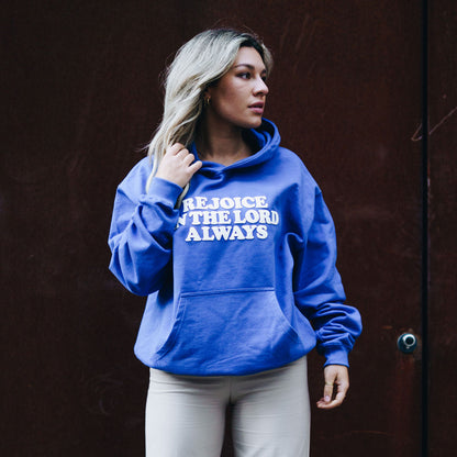Good-Natured-Rejoice-Hoodie-Front
|| Luise ist 1,70m groß, normal gebaut und trägt eine M.