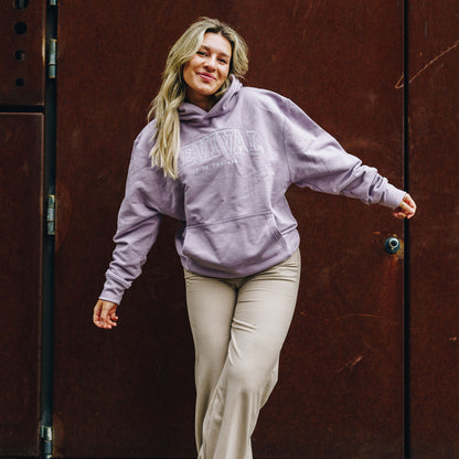 Good-Natured-Revival-Hoodie-Front
|| Luise ist 1,70m groß, normal gebaut und trägt eine M.