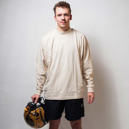 Good-Natured-Strong-LS-cream-front
|| Carl ist 1,88 groß, sportlich gebaut und trägt eine L.