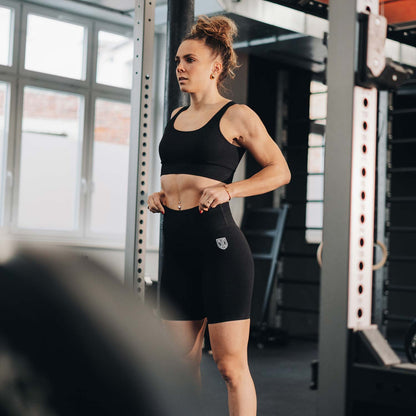 Good-Natured-Strong-in-Grace-Biker-Shorts-front
|| Sarah ist 1,68m groß, schlank gebaut und trägt eine M.
