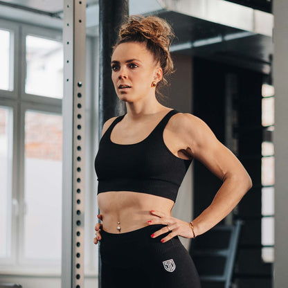 Good-Natured-Strong-in-Grace-Bra-Front
|| Sarah ist 1,70m groß, schlank gebaut und trägt eine M.
