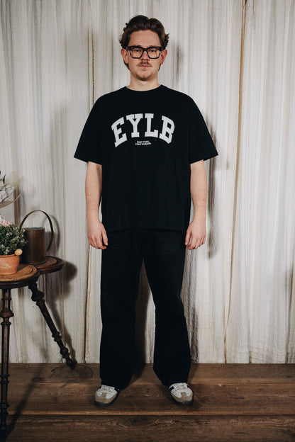 || Michi ist 1,80m groß und trägt eine XL.