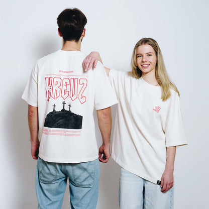 Good-Natured-Urban-Youth-Worship-Boxy-total
|| Selina ist 1,59m groß, schlank gebaut und trägt das Shirt oversized in einer S.
Noah ist 1,74m groß, normal gebaut und trägt eine M.