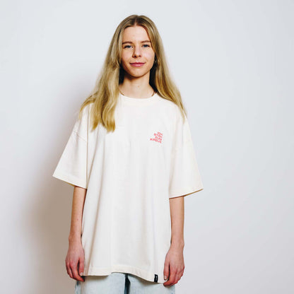 Good-Natured-Urban-Youth-Worship-Selina
|| Selina ist 1,59m groß, schlank gebaut und trägt das Shirt oversized in einer S.