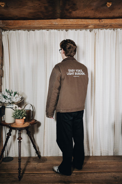 || Michi ist 1,80m groß und trägt eine XL.