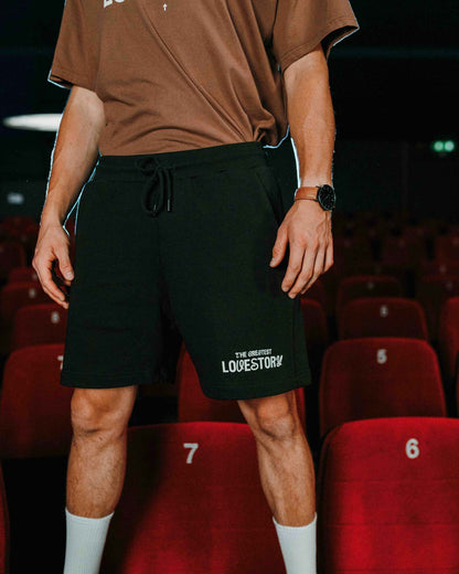 Good-Nautred-The-Greatest-Lovestory-Shorts-Front
|| Jonathan ist 1,74m groß, sportlich gebaut und trägt eine S.