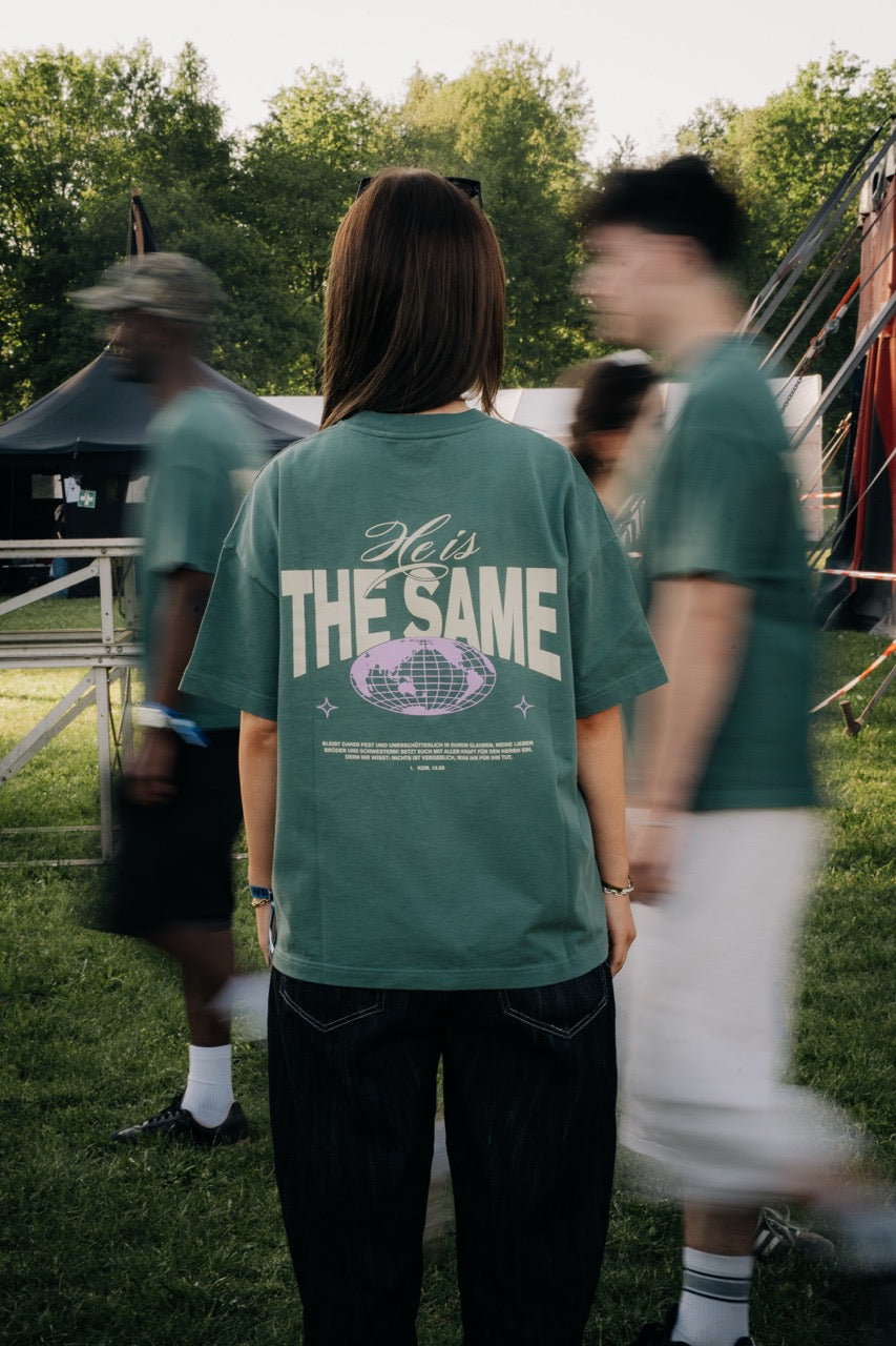 He is the Same Boxy T-Shirt christliches T-Shirt Frontansicht Bio-Baumwolle Good-Natured