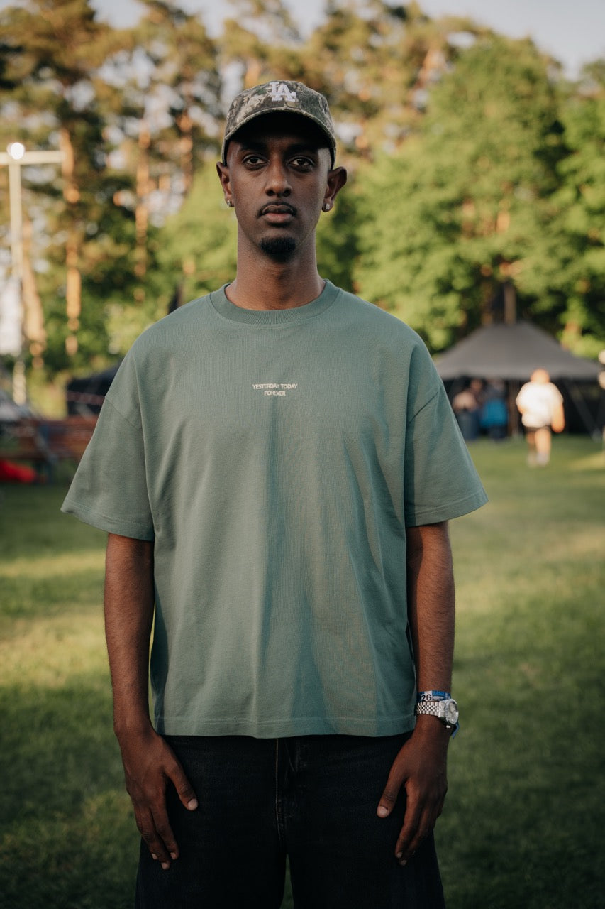 He is the Same Boxy T-Shirt christliche Kleidung Outfit Inspiration Good-Natured