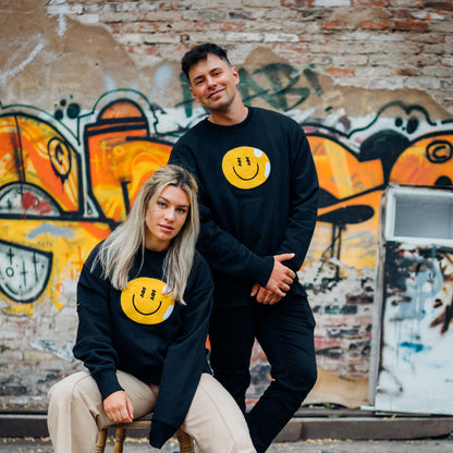 Good-Natured Rejoice Sweater Patch schwarz
|| Luise ist 1,66m groß, normal gebaut und trägt eine M.
Aron ist 1,92m groß, sportlich gebaut und trägt eine XXL (wide fit).