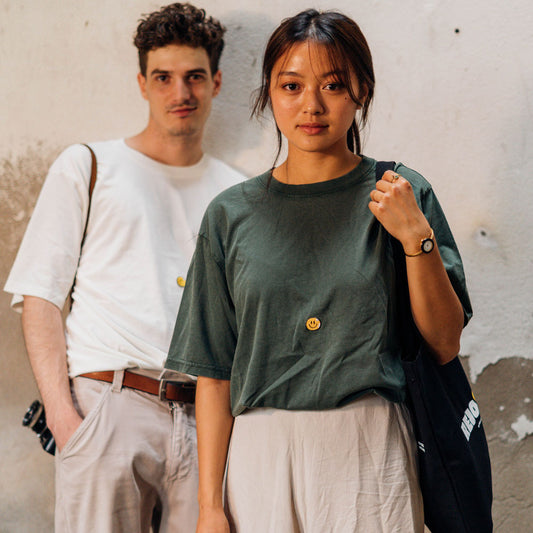 Good-Natured Rejoice-Smiley Shirt
|| Nhathi ist 1,70m groß, schlank gebaut und trägt eine M (wide fit).
Jonny ist 1,84m groß, schlank gebaut und trägt eine L (regular fit).