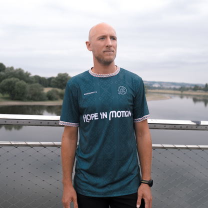 || Sam ist 1,92m groß und trägt das T-Shirt in einer L.