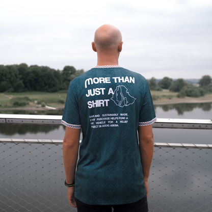 || Sam ist 1,92m groß und trägt das T-Shirt in einer L.