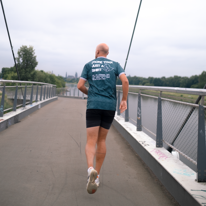 || Sam ist 1,92m groß und trägt das T-Shirt in einer L.