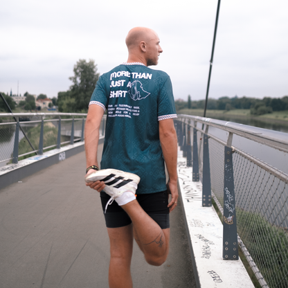 || Sam ist 1,92m groß und trägt das T-Shirt in einer L.