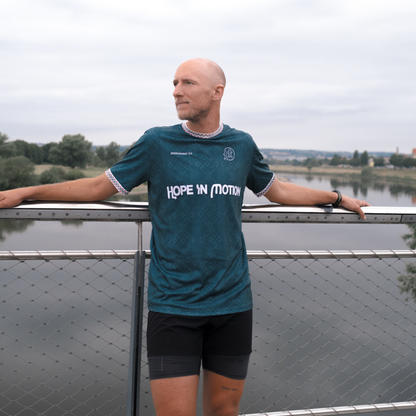 || Sam ist 1,92m groß und trägt das T-Shirt in einer L.