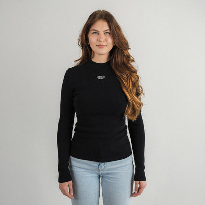 Naemi ist 1,70m groß, schlank gebaut und trägt das Longsleeve in einer S.