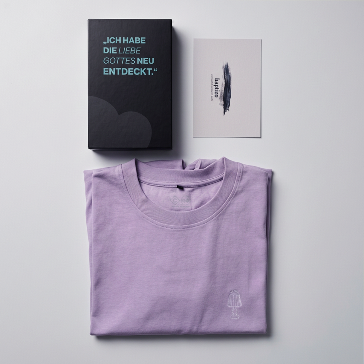 Taufgeschenk Set Inhalt – T-Shirt, Box-Edition Überrascht von Furcht & Liebe, Postkarte zur Taufe
